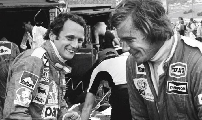 Niki Lauda y James Hunt muestrando complicidad entre ellos | Bull Publishing 