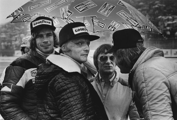 James Hunt, Niki Lauda, Bernie Ecclestone y Emerson Fittipaldi en Fuji (1976) | Jake Davis / Pinterest 